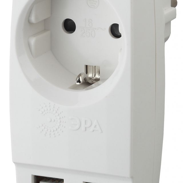 Адаптер ЭРА Polynom SP-1e-USB-W 1гн 220V+2*USB 2100mA c заземлением Белый